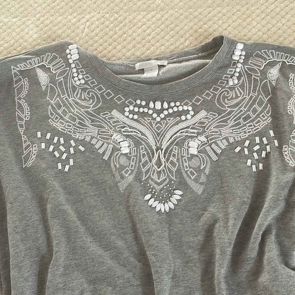 Embroidered sweater. - Picture 2 of 5
